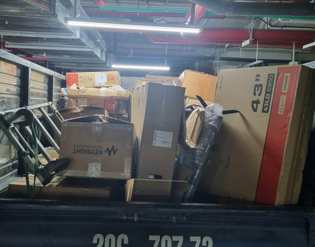 Đồ Đạc Luôn Được Xếp Gọn Gàng Tránh Hư Hỏng Đồ